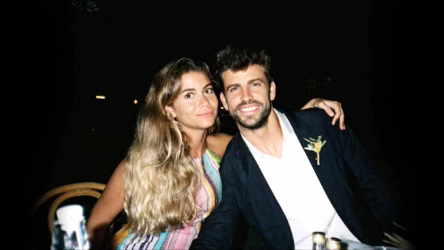 Piqué y Clara Chía protagonizan romántico beso tras su partido de despedida